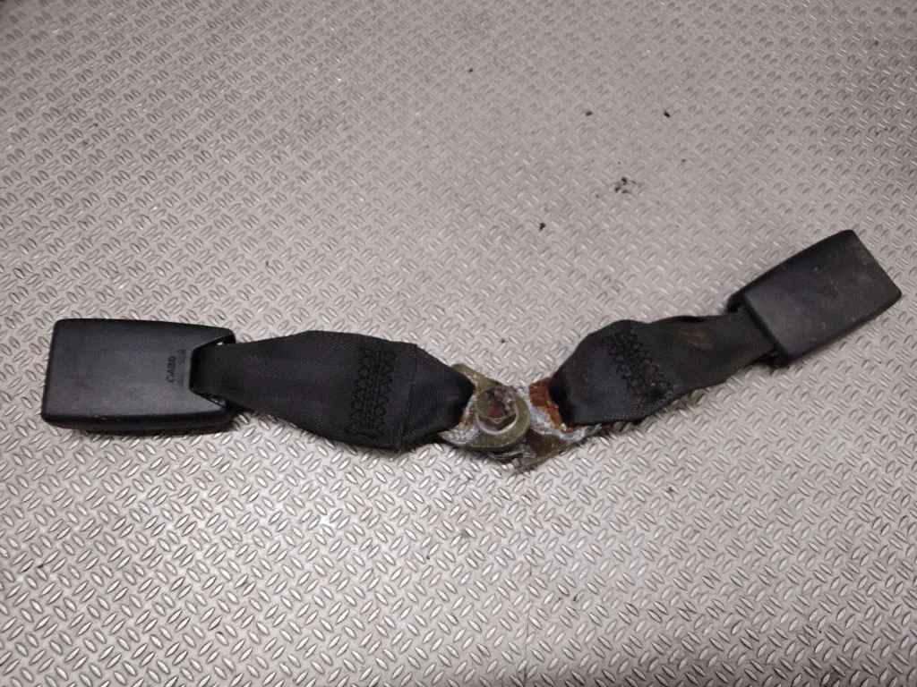 Middle seatbelt buckle (rear) – Mitsubishi Outlander (2001-2007)