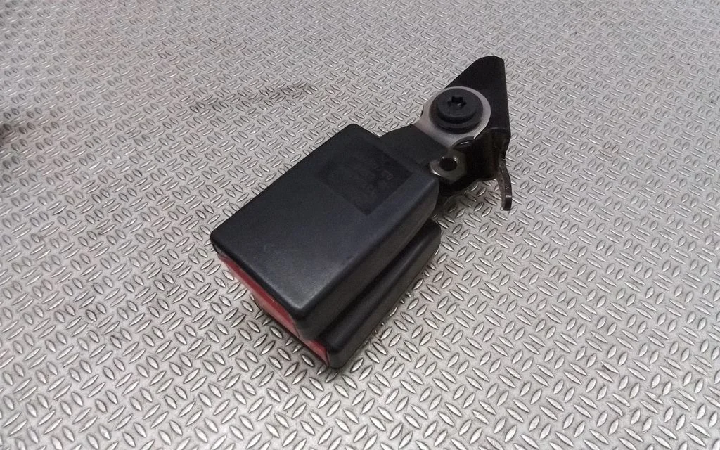 Middle seatbelt buckle (rear) – Saab 9-3 Ver2 (2003-2007)