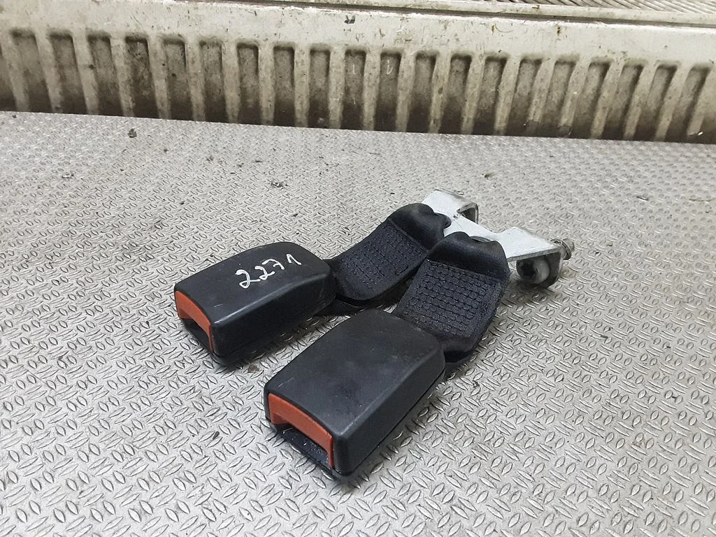Middle seatbelt buckle (rear) – Ford Fiesta (2002-2005)