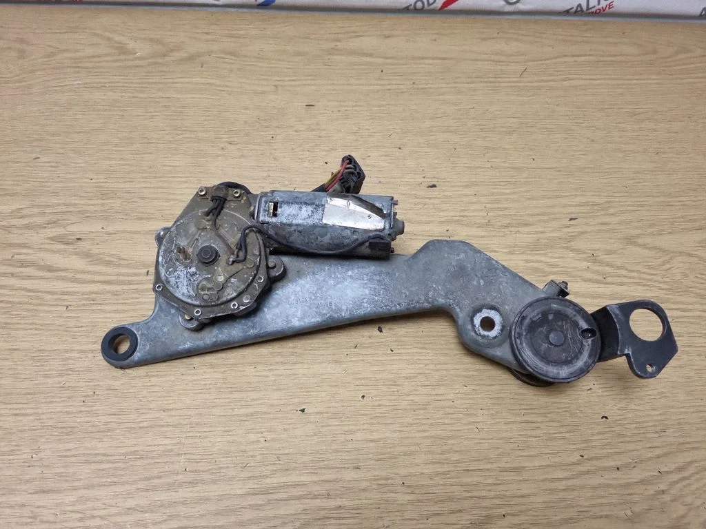 Aizmugurējā stikla tīrītāja motoriņš 61621391800