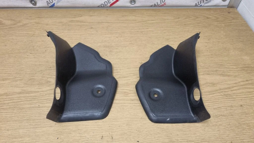 Rear/tail light trim molding 7420750