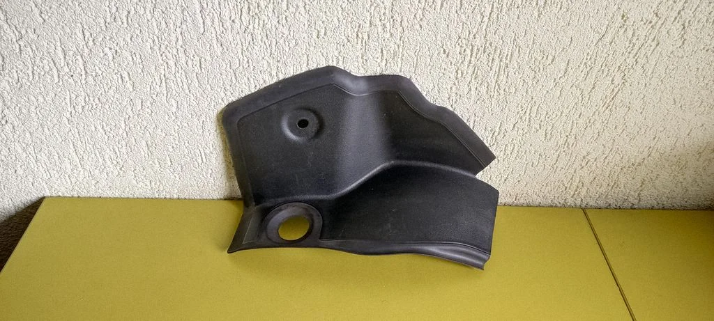 Rear/tail light trim molding 63217420750