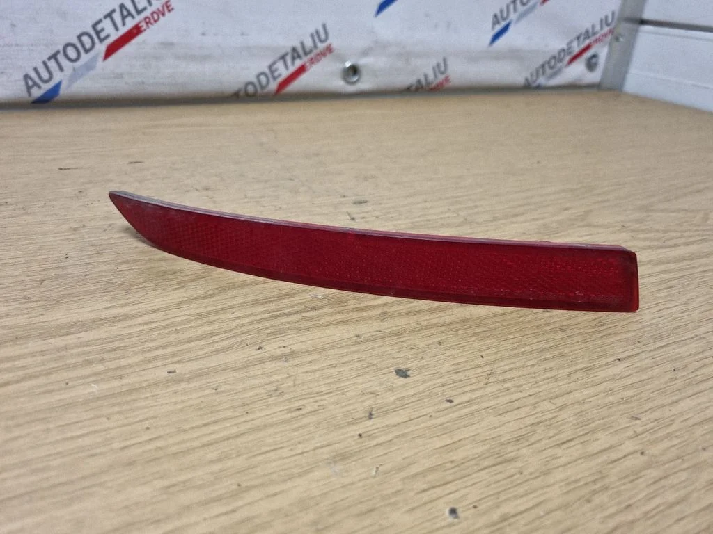 Rear tail light reflector 7318555