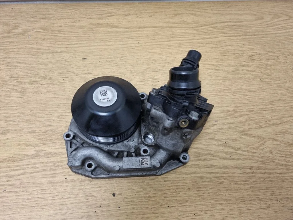 Water pump 8514458