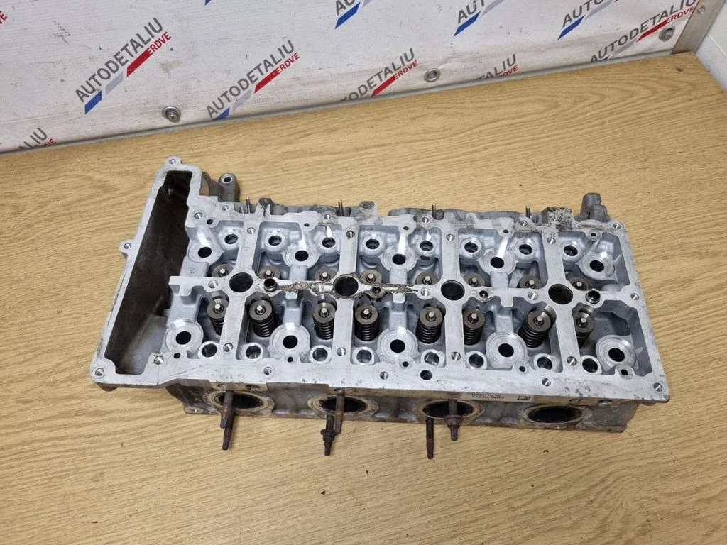 Engine head 7797678