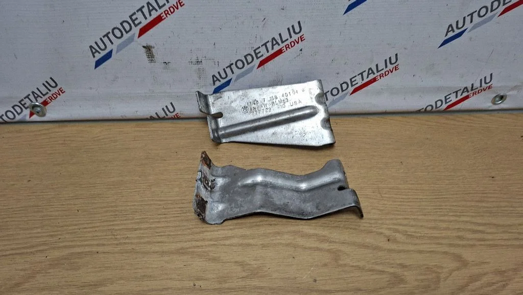 Fuel tank mounting bracket 7158402