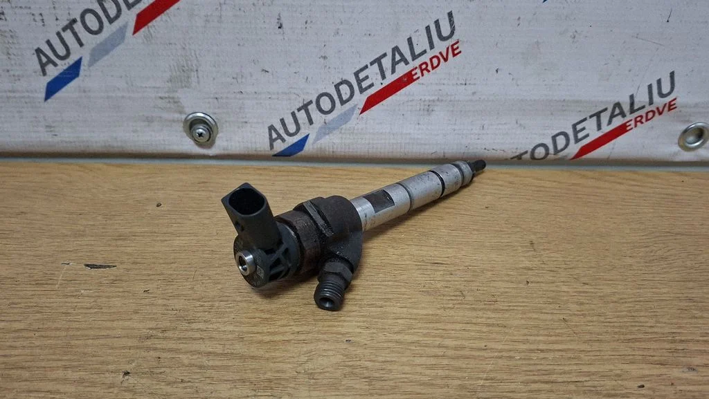 Fuel injector 7810702