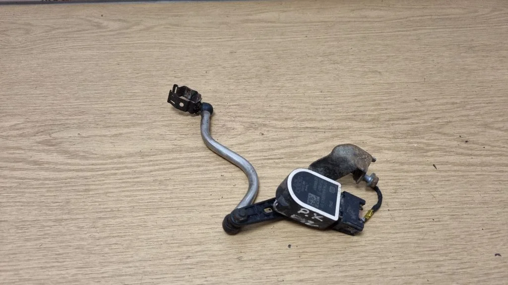 Headlight/headlamp level sensor 6860843