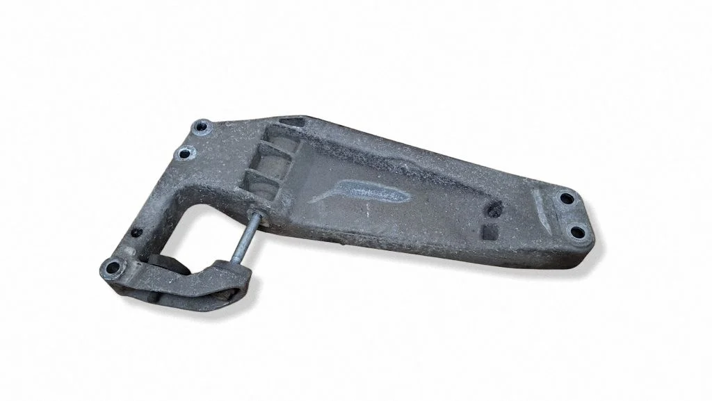 Gearbox mounting bracket 6786567