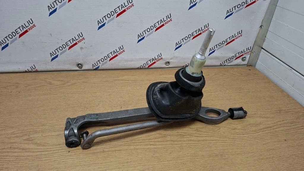 Gear selector mechanism 7605091