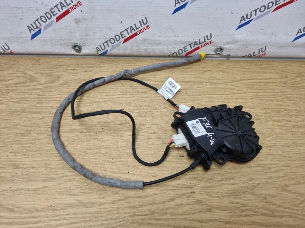 Aizmugurējā vāka piesaistes motors 7269516