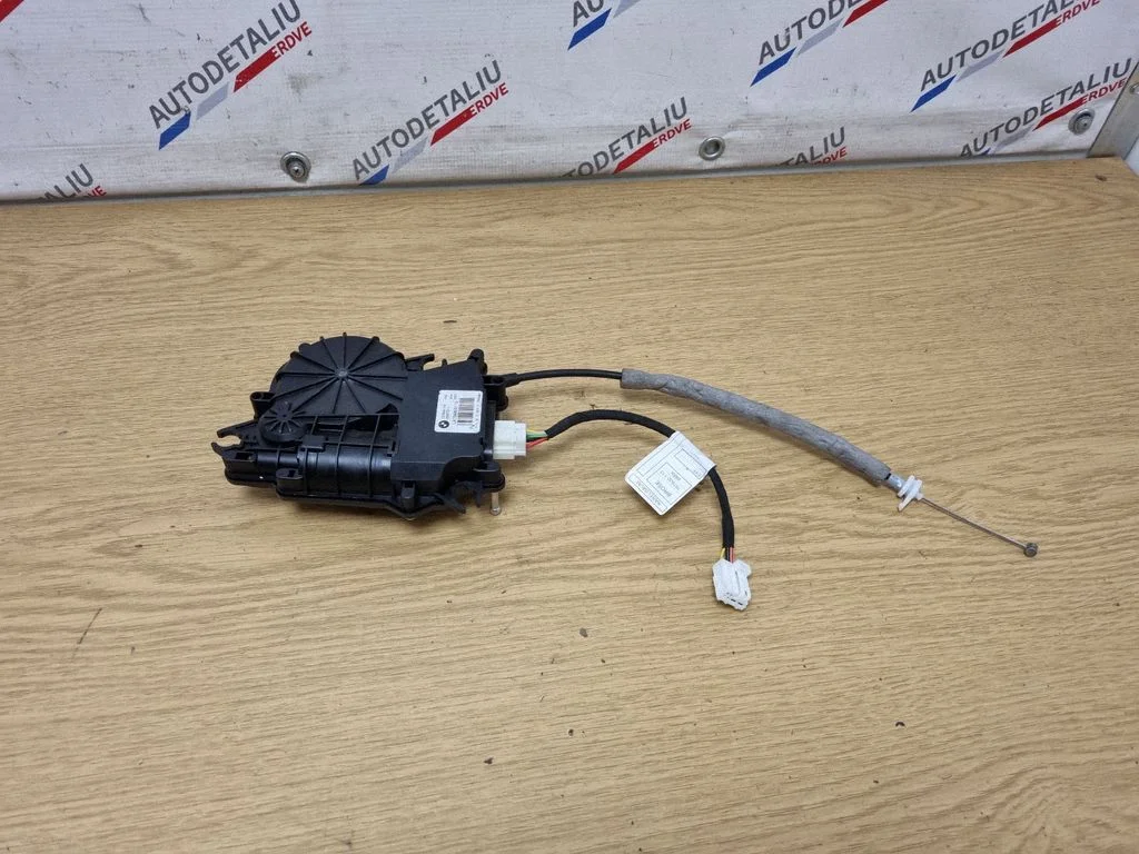 Aizmugurējā vāka piesaistes motors 7348531