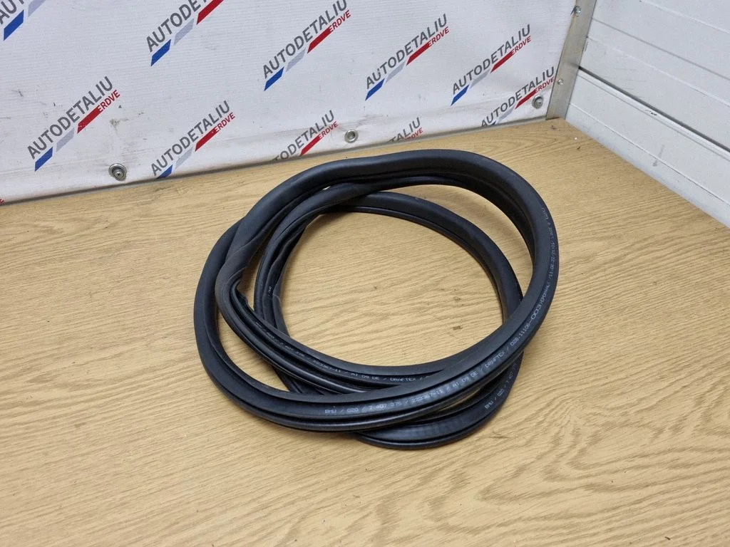 Rear door rubber seal (on body) 7407375