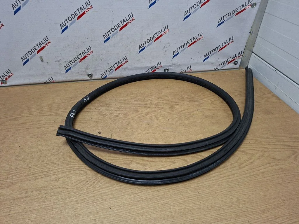 Priekšējā blīvgumija uz virsbūves 7162404