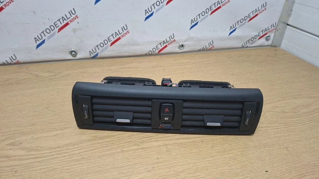 Armatuurlaua keskmine õhutusrest – BMW 1-seeria F20 F21 (2011-2019)