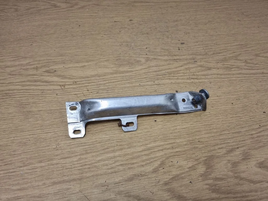 Radiatoru paneļa kronšteins 7158894