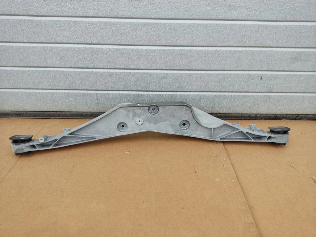 Rear differential/diff mount bracket 6852896