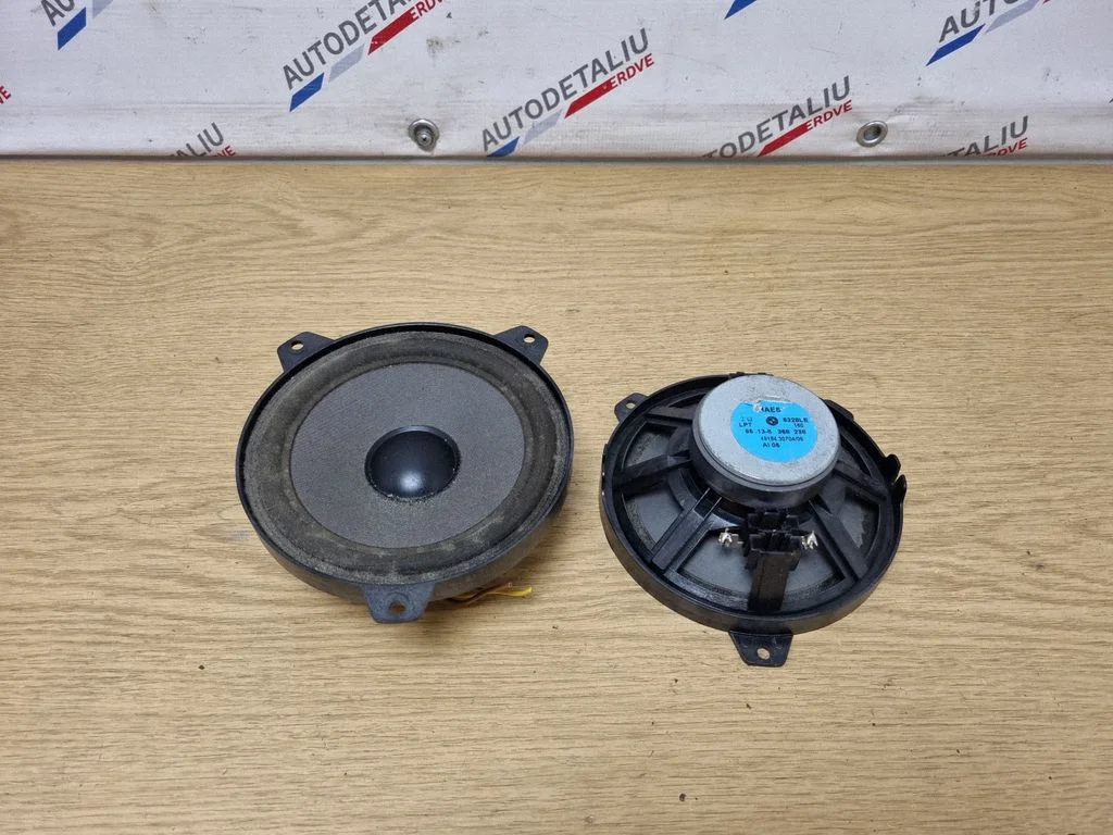 Skaļrunis (-ņi) aizmugurējā plauktā 65138368238