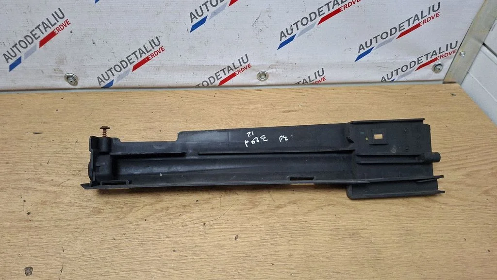 Radiatoru paneļa sānu daļa 7600537