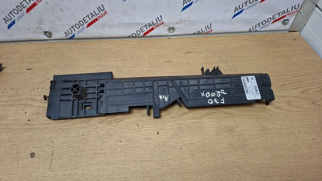 Radiatoru paneļa sānu daļa 7600536