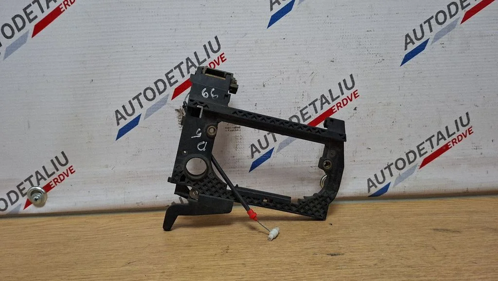 Priekšējā ārējā atvēršanas roktura turētājs/ kronšteins 51218236644