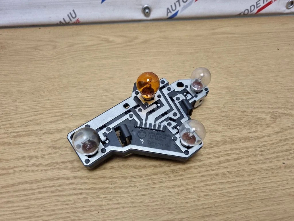 Aizmugurējā luktura spuldzes pārsegs (ligzda) 63216249509