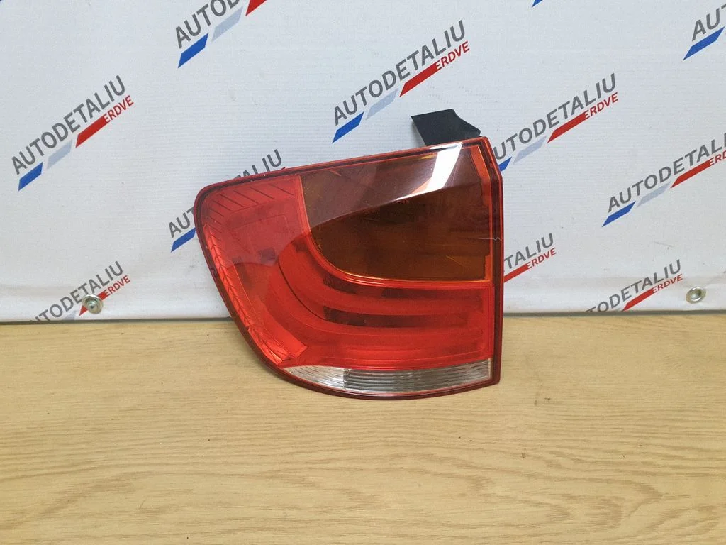 Aizmugurējais lukturis virsbūvē 2992477