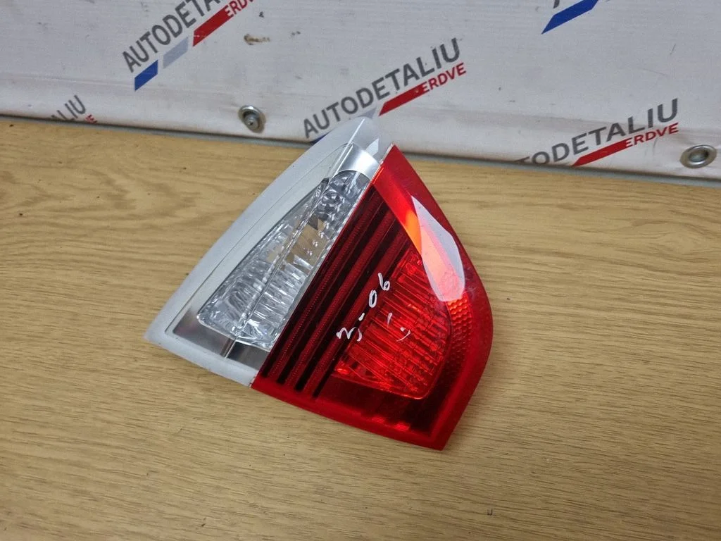 Lampa tylna w klapie – BMW Seria 3 E90 E91 (2005-2012)
