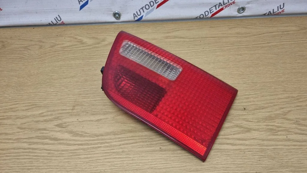Aizmugurējais lukturis bagāžnieka vākā 8409012