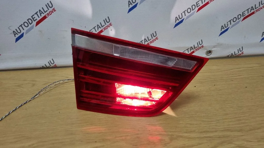 Aizmugurējais lukturis bagāžnieka vākā 7217309