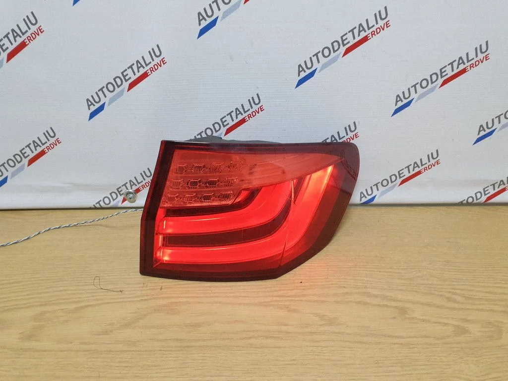 Aizmugurējais lukturis virsbūvē 7203234