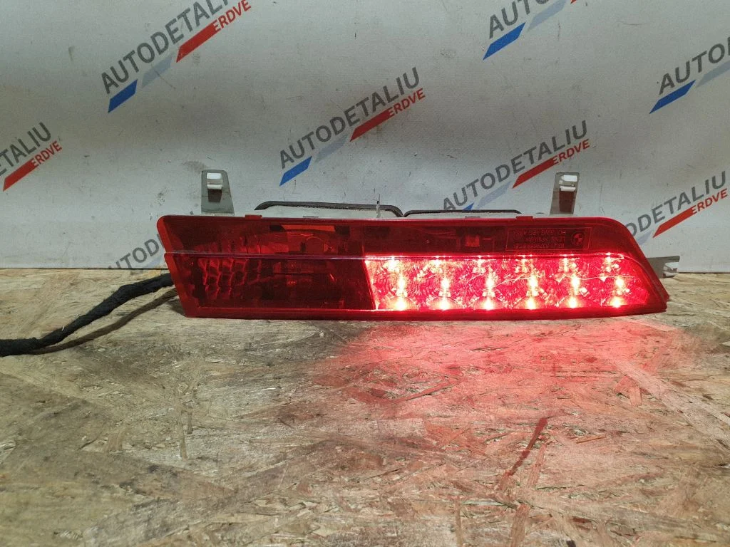 Aizmugurējais lukturis bagāžnieka vākā 6911795