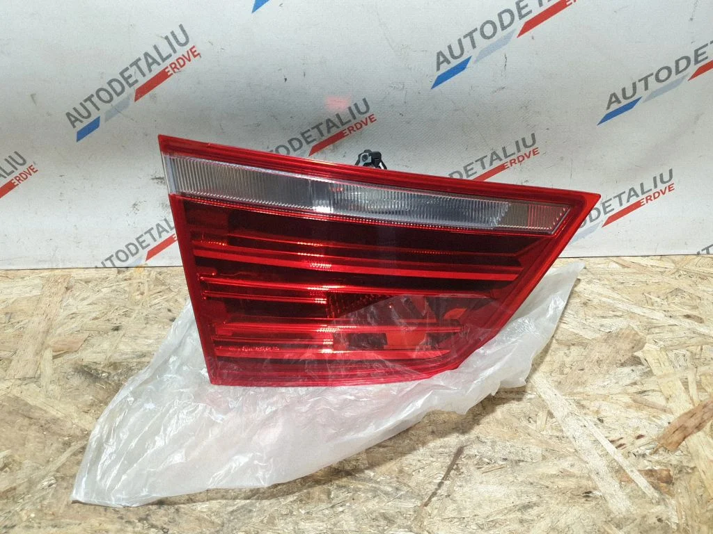 Aizmugurējais lukturis bagāžnieka vākā 7217309