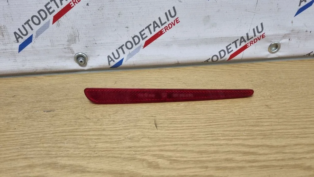 Aizmugurējais atstarotājs 6901572