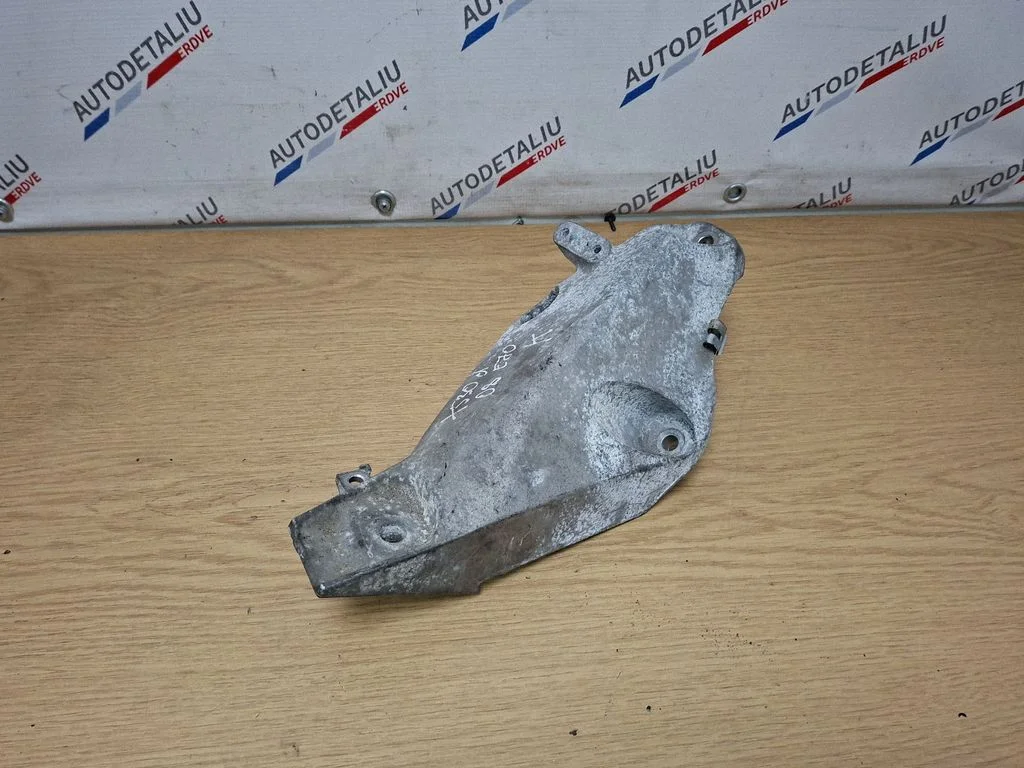 Engine mounting bracket 6772679