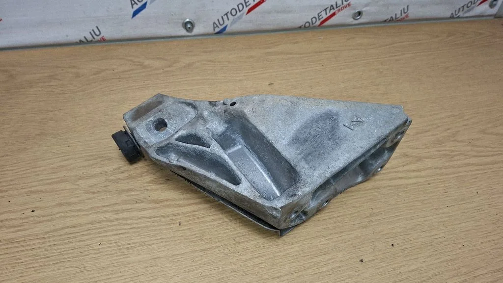 Engine mounting bracket 6772680