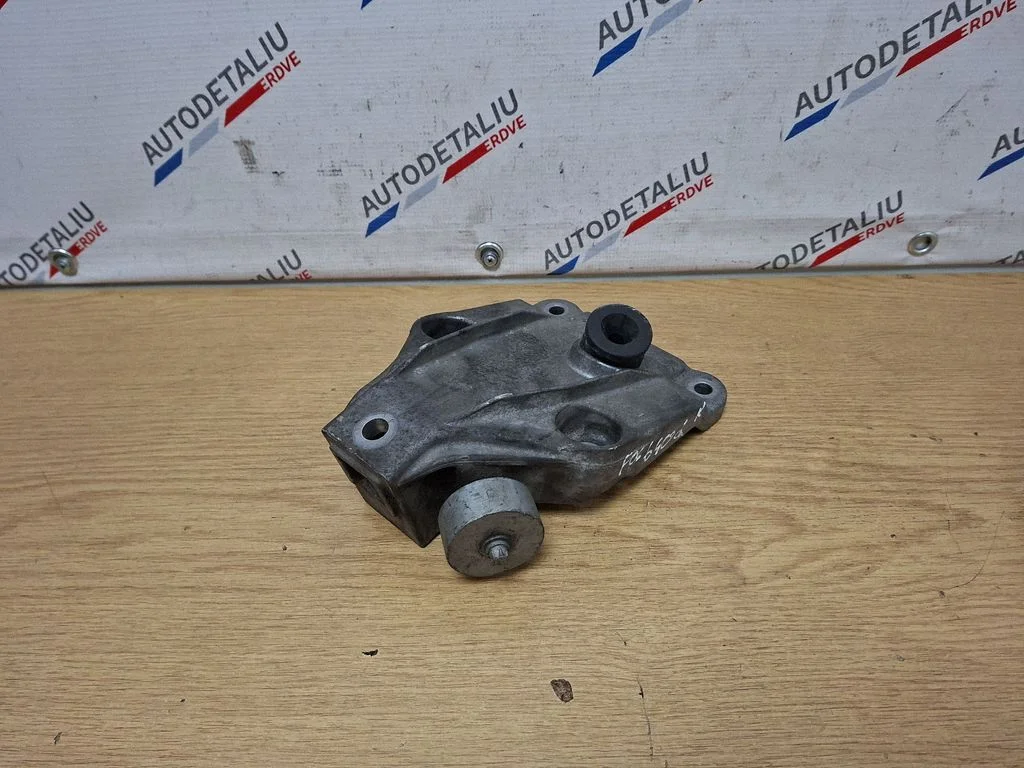 Dzinēja stiprinājuma kronšteins 6777623