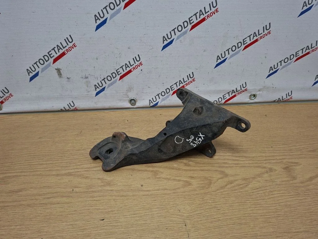 Dzinēja stiprinājuma kronšteins 6757708