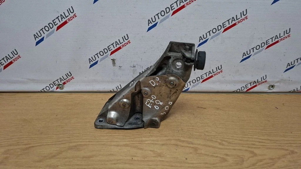 Dzinēja stiprinājuma kronšteins 6772680