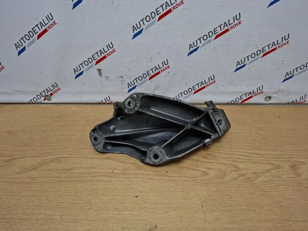 Dzinēja stiprinājuma kronšteins 6772679