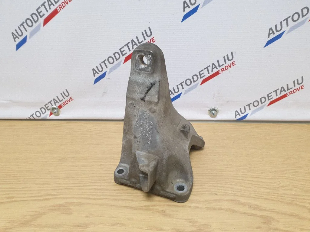 Dzinēja stiprinājuma kronšteins 6777064