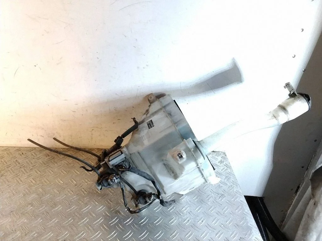 Windshield washer fluid reservoir/tank – Toyota Land Cruiser (J150) (2009-)