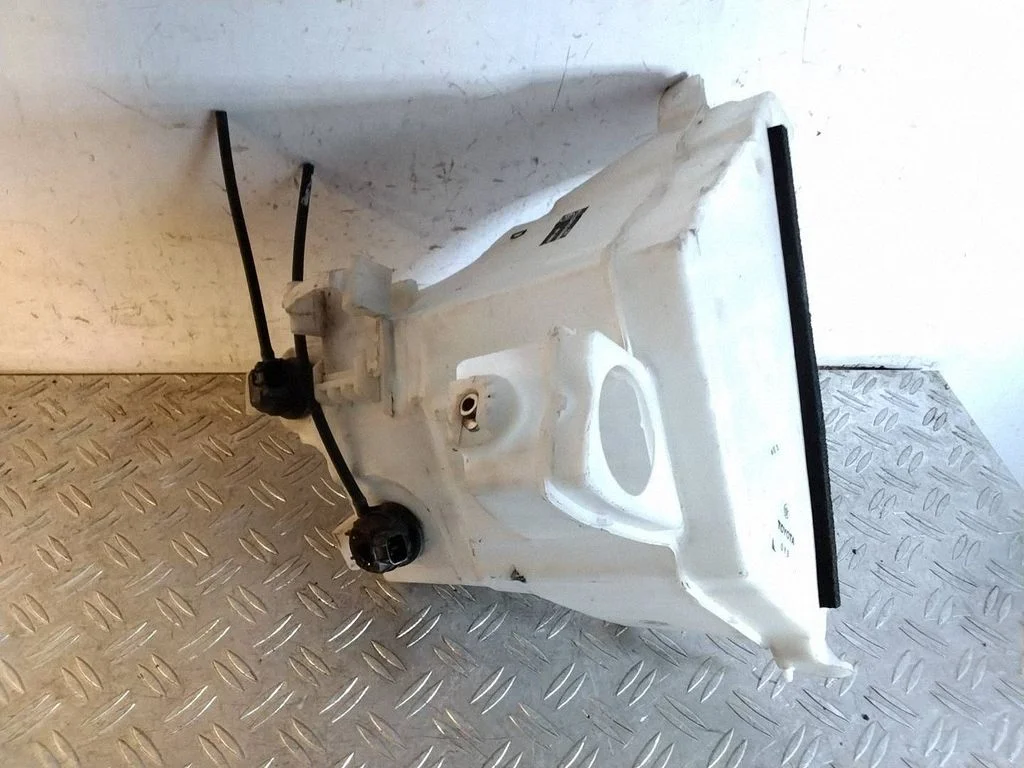 Windshield washer fluid reservoir/tank – Toyota Land Cruiser (J150) (2009-)