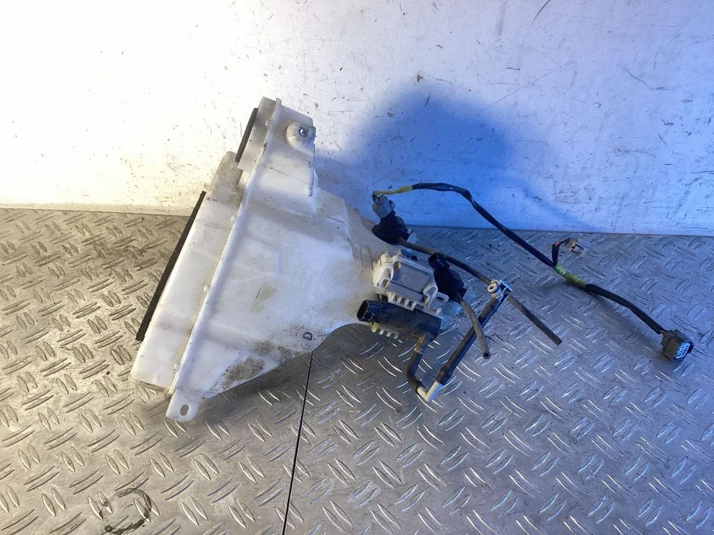 Windshield washer fluid reservoir/tank – Toyota Land Cruiser (J150) (2009-)