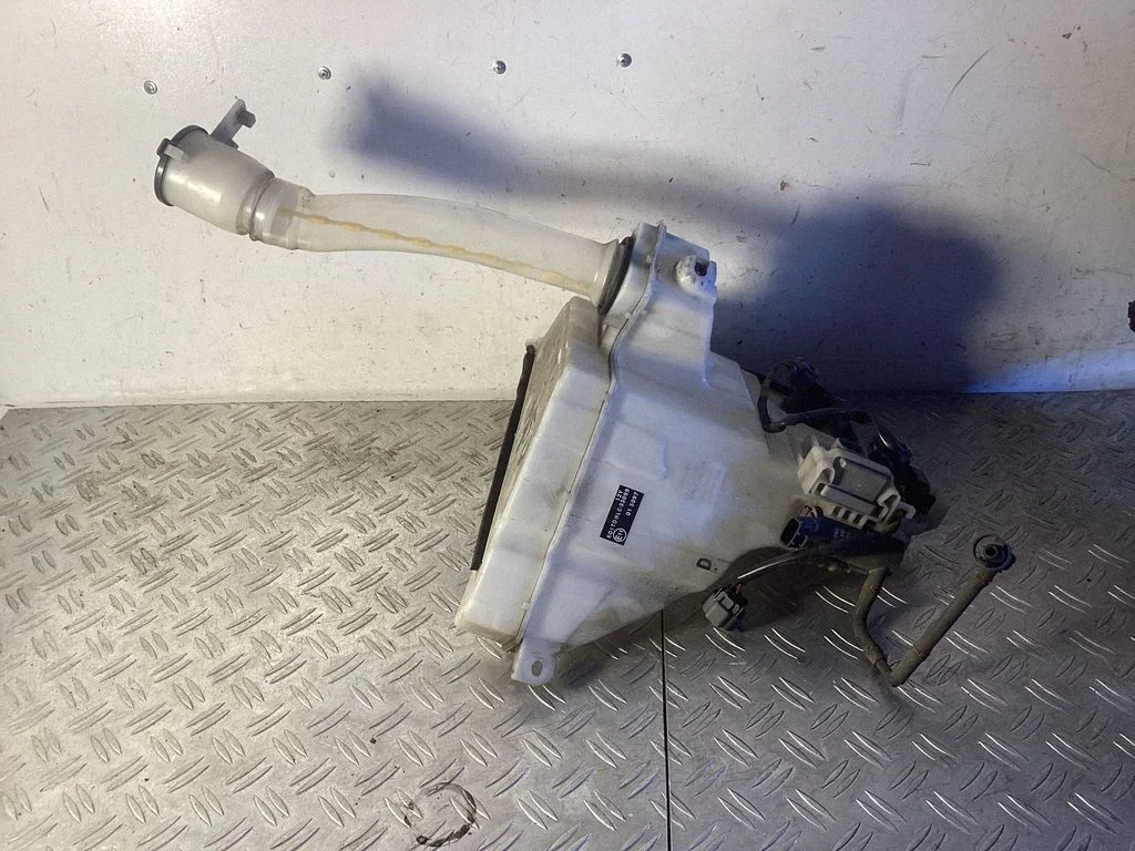 Windshield washer fluid reservoir/tank – Toyota Land Cruiser (J150) (2009-)
