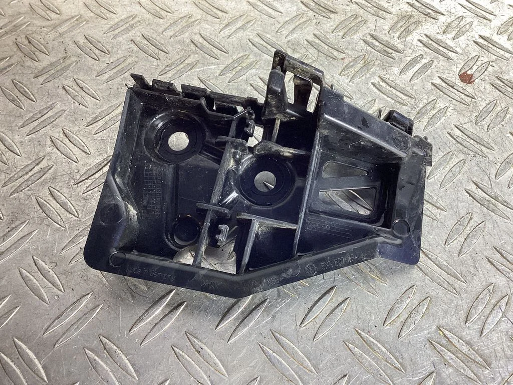 Rear bumper mounting bracket 5NA807394A