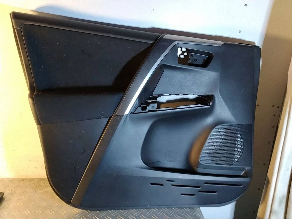 Eesmiste uste sisevooder – Toyota RAV 4 (XA40) (2012-2018)