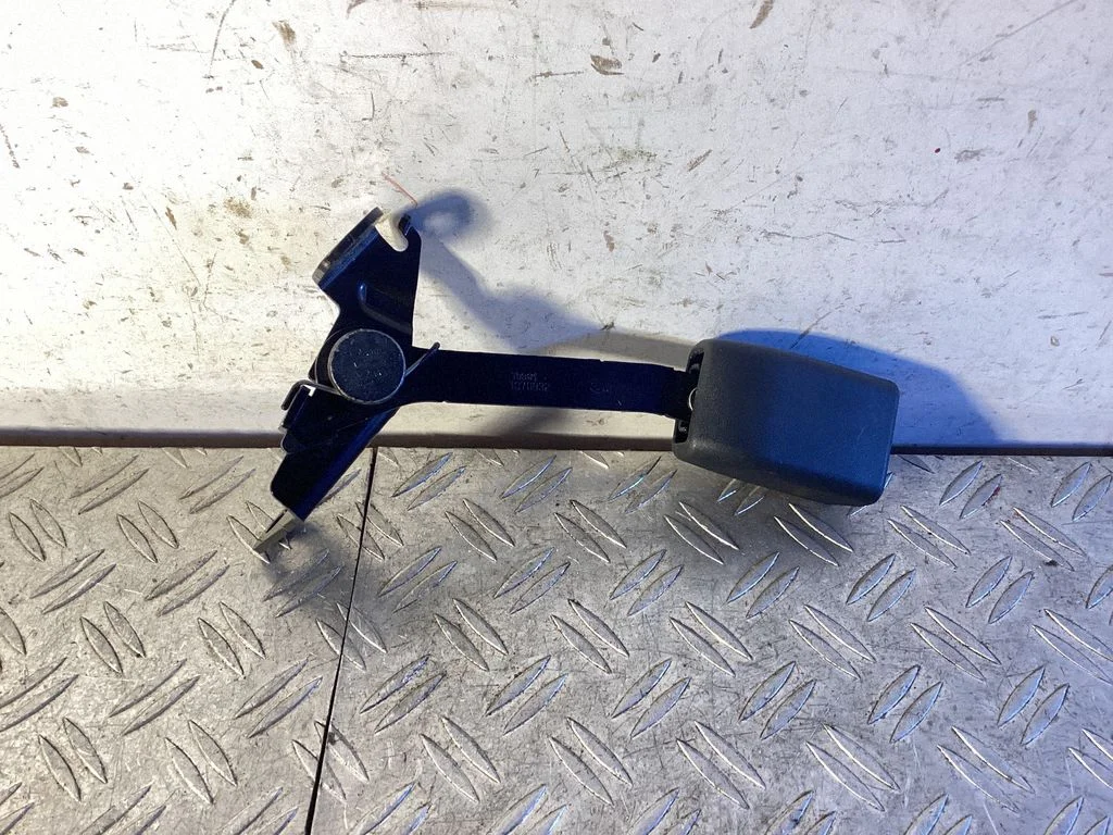 Rear seatbelt buckle – Toyota Land Cruiser (J150) (2009-)