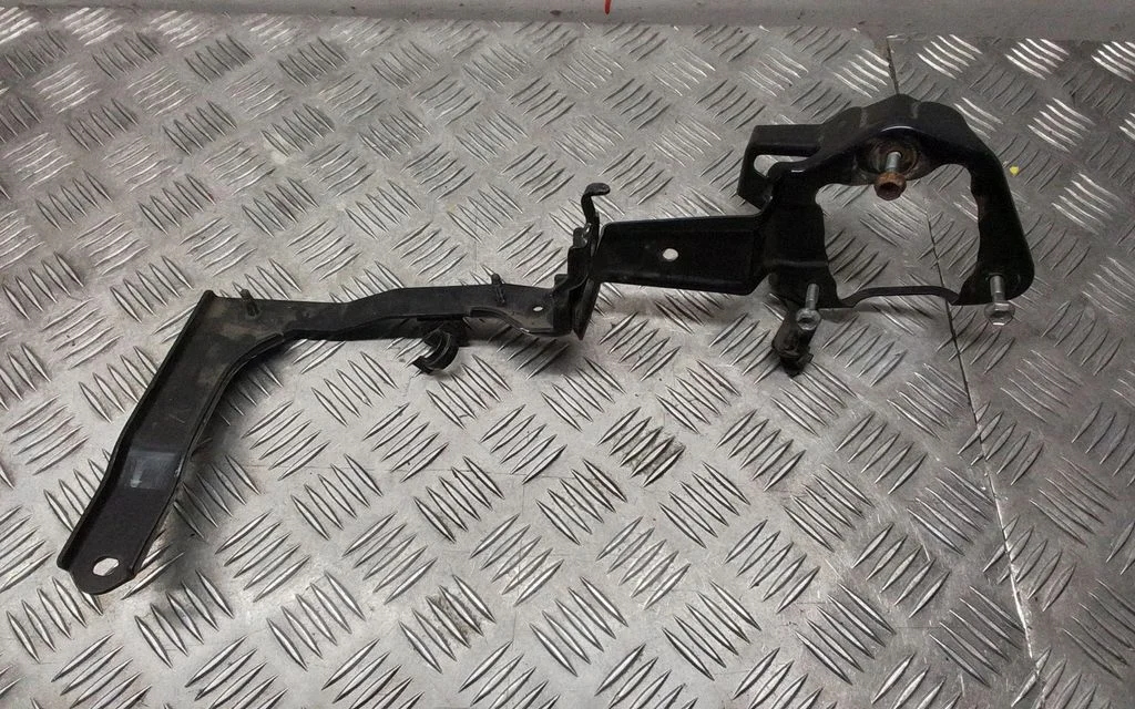Radiator support slam panel bracket – Lexus RX III (2008-2015)