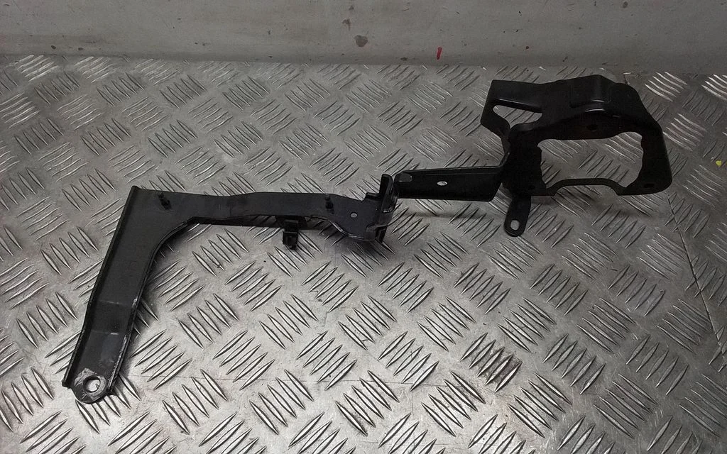 Radiator support slam panel bracket – Lexus RX III (2008-2015)